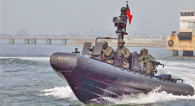 海軍陸戰隊兩棲偵搜大隊駕駛M109突擊快艇。（青年日報提供）