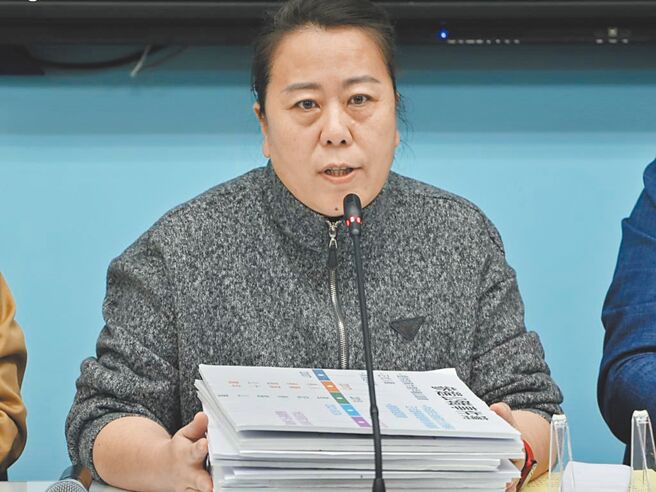 具陆配身分的南投县前议员史雪燕，遭内政部去年底解除公职，经提起诉愿遭驳回，她4日表示，确定会提起行政诉讼。（本报资料照片）