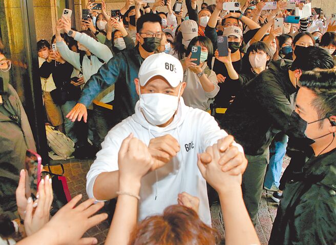 张学友4日在饭店门口与粉丝击拳、握手，相当亲民。（赵双杰摄）