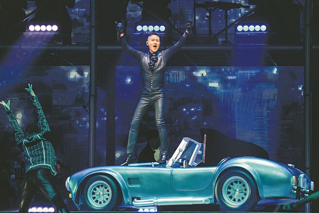 张学友站在古董车上演唱〈马路英雄〉等劲歌金曲，天王气势惊人。（JDS提供）