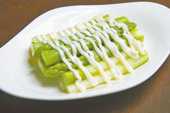 绿芦笋汆烫后搭配美乃滋沙拉，衬托出芦笋的鲜嫩与微甜。（点水楼提供）