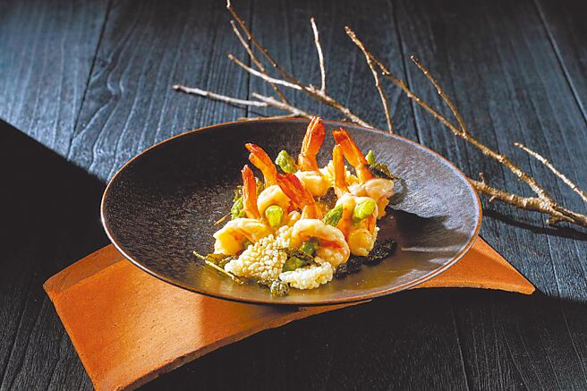 六福万怡推出「广府家宴」期间限定菜单，「南港茶香玉簪虾」以芦笋入菜。（六福旅游集团提供）