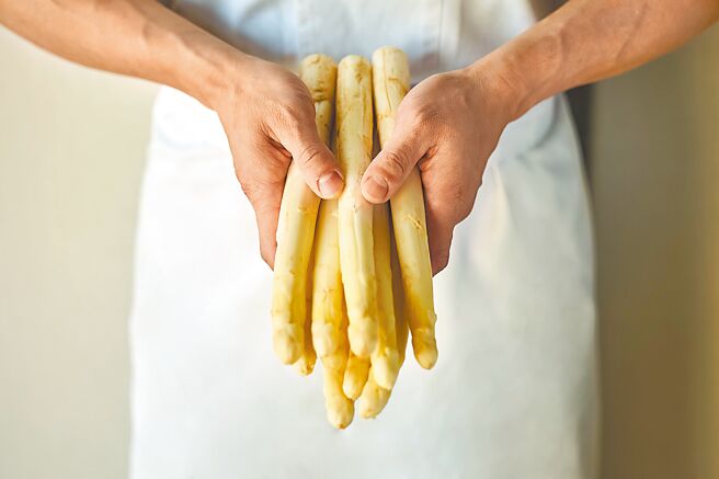 诚品行旅「In Between之间」餐厅即日起推出「白羽雅馔」白芦笋套餐。（诚品行旅提供）