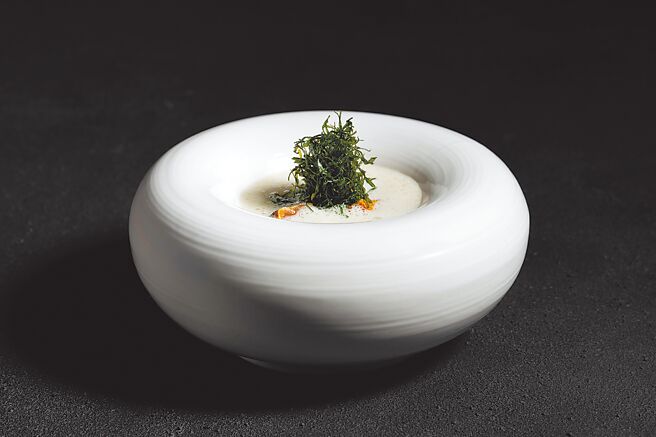 君尹推出春季料理，将白芦笋腌制成酱汁。（君尹提供）