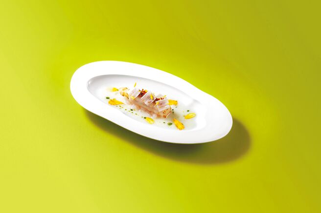 用来自法国的白芦笋，经过炭烤锁住清甜风味，搭配富山白虾的鲜美，呈现出美味佳肴。（La Vie餐厅提供）