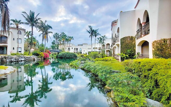 花莲得天独厚的自然景观，搭配园区内欧式的建筑及河道，理想大地提供旅客及宠物疗癒的度假环境。（粘耿豪摄）