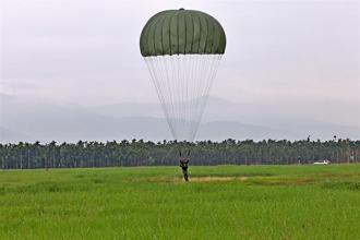 空訓中心跳傘長訓練班 扎實傘訓淬鍊戰技