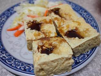 去夜市吃臭豆腐 他驚老闆天才「1方法」免洗碗 網傻：第一次來台？