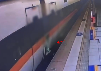 身卡台鐵車廂外縫隙 離譜男想一路掛回宜蘭！荒唐原因曝