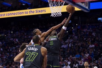 NBA》不给七六人爆冷！爱德华兹神奇三分稳住灰狼胜局