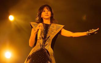 孙燕姿暌违11年新加坡开唱 笑喊不要靠近：会看到我的细纹！