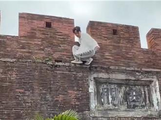 白衣男攀爬恆春古城門　一躍而下險撞機車