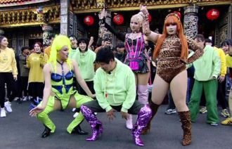 胡瓜「高跟鞋深蹲」熱舞畫面外流！ 對軋變裝皇后拚了