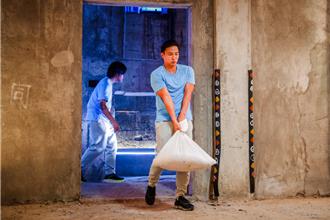 外景扛沙包累翻！小煜「離開老婆小孩打拚」感性發聲