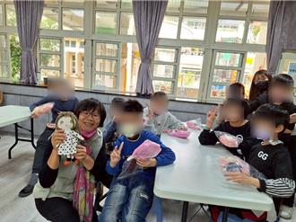 國中生與長照站阿嬤接力針線活 家政作業變兒童節禮物