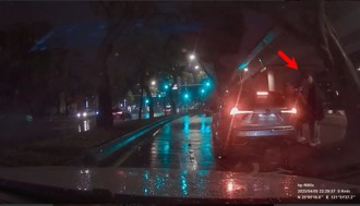 公車停靠區接人擋路　按喇叭遭「比中指」問候