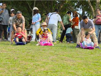 抓住連假尾巴 水上鄉上千民眾走迷宮、椪糖DIY、滑草同樂
