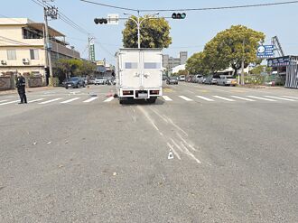 台中 小貨車闖紅燈 女騎士撞飛不治