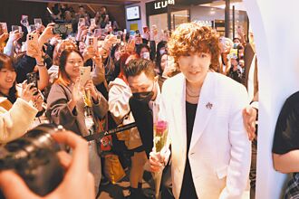 李洪基冒雨现身粉丝蜂拥 12日高流开麦