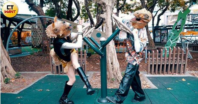 暴龙与三角龙来自6500万年前的白垩纪，虽然在人类世界过得很好，但暴龙与三角龙还是会想家。（图／焦正德摄）