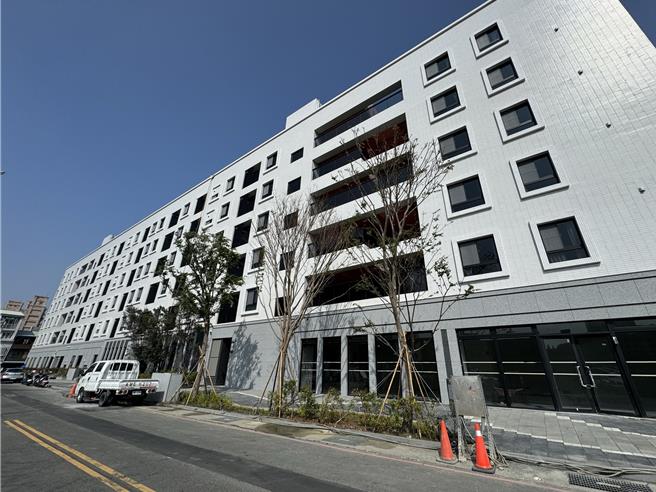 台南首批社宅招租半个月来，178户吸引2242件申请，其中又以宜居成功最抢手，已有1463件送件。（曹婷婷摄）