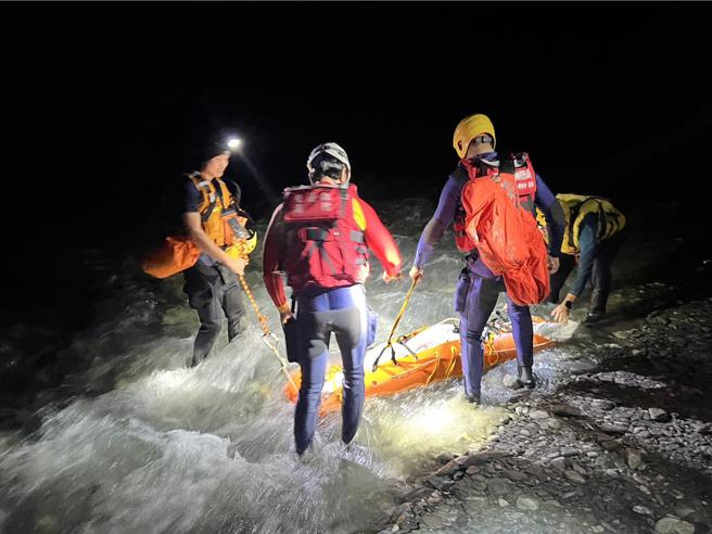 53岁汪姓女山友昨天在渡花莲卓溪乡乐乐溪途中，遭湍急溪水冲走，救难人员今天凌晨在离事故地点2至3公里处偏下游处找到人，不过已明显死亡。（花莲县消防局提供／罗亦晽花莲传真）
