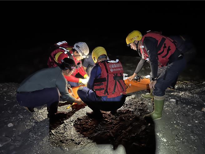 53岁汪姓女山友昨天在渡花莲卓溪乡乐乐溪途中，遭湍急溪水冲走，救难人员今天凌晨在离事故地点2至3公里处偏下游处找到人，不过已明显死亡。（花莲县消防局提供／罗亦晽花莲传真）