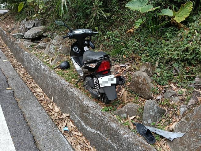 机车骑士在台3线313公里处过弯，连人带车自摔跌落水沟，头部重创，送医抢救不治。(中埔分局提供／吕妍庭嘉义传真)