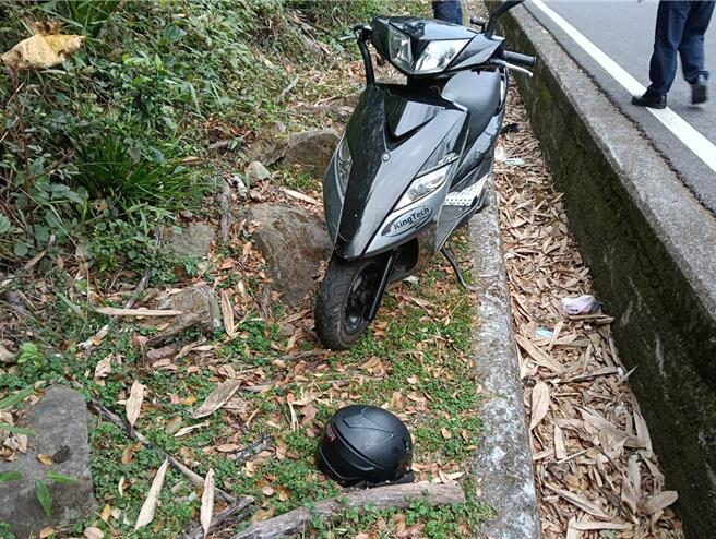 机车骑士在台3线313公里处过弯，连人带车自摔跌落水沟，头部重创，送医抢救不治。(中埔分局提供／吕妍庭嘉义传真)