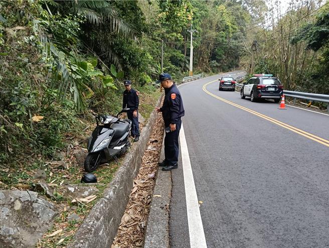 机车骑士在台3线313公里处过弯，连人带车自摔跌落水沟。(中埔分局提供／吕妍庭嘉义传真)