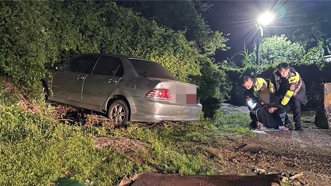 徐男逃逸时失控自撞土堆，当场遭警方压制。（警方提供）