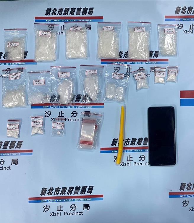 警方在骑车上查获海洛因、安非他命及毒品工作等证物。（警方提供）