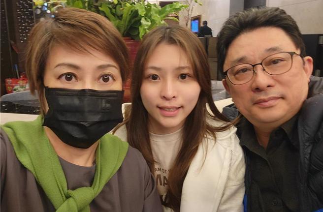 小彤老师（左）带着老公、女儿前往祭拜父亲。（马可孛罗公关提供）