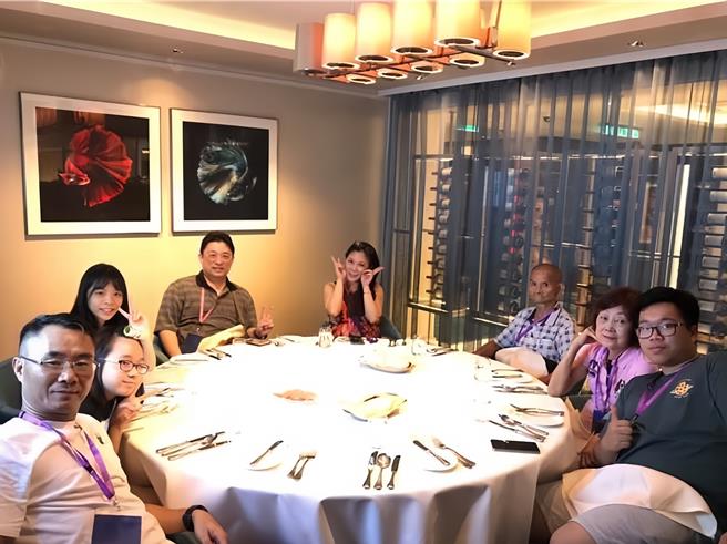 小彤老师（中）时常带家人们出游。（马可孛罗公关提供）