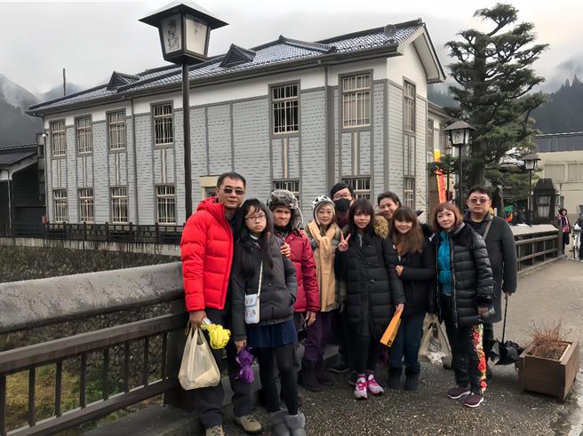 小彤老师（右四）热爱带家人们出游联络感情。（马可孛罗公关提供）