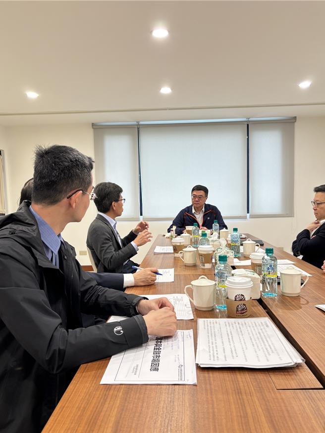 行政院长卓荣泰今上午在官邸与金管会等单位持续举行相关会议，针对国内股市波动进行推演讨论。（行政院提供）