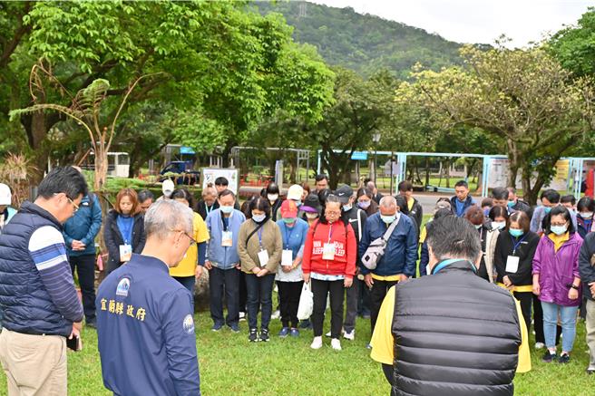 代理县长林茂盛开园前先了解復原状况，并带领团队为不幸罹难者默哀。（宜兰县政府提供／吴佩蓉宜兰传真）