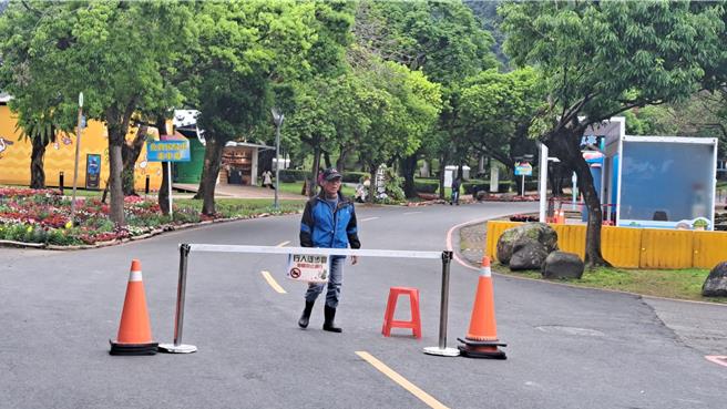 宜兰绿色博览会发生游园小火车撞人事故，休园1天全面检视安全，6日重新开放，加强人车分流等宣导标示，吁请游客走徒步区。（吴佩蓉摄）