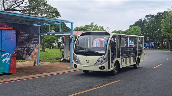 专业技师反覆测试接驳游园的电动高尔夫球车剎车状态，安全无虞上路。（吴佩蓉摄）