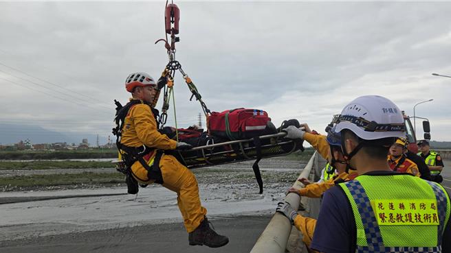 花莲县东华大桥今天下午传出有民眾坠桥待援，所幸经救起后无生命危险，仅腿部骨折，目前已送往医院治疗。（花莲县消防局提供／罗亦晽花莲传真）