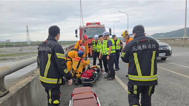 花莲县东华大桥今天下午传出有民眾坠桥待援，所幸经救起后无生命危险，仅腿部骨折，目前已送往医院治疗。（花莲县消防局提供／罗亦晽花莲传真）