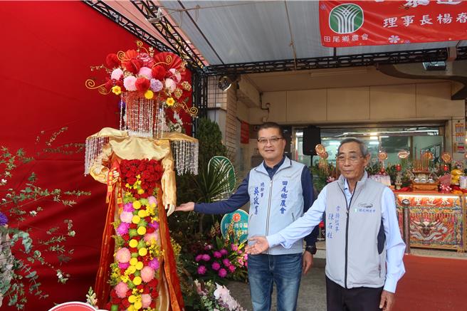 田尾乡农会溪畔分部布置了妈祖意象花卉装置，除了祈福，也行销田尾特产，总干事吴政宪（左）欢迎民眾来打卡拍照。（叶静美摄）