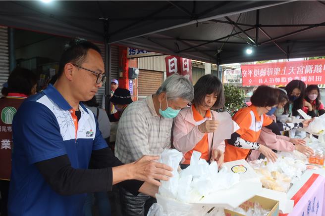 田尾乡农会设置点心站，准备各式点心供香客们补给。（叶静美摄）