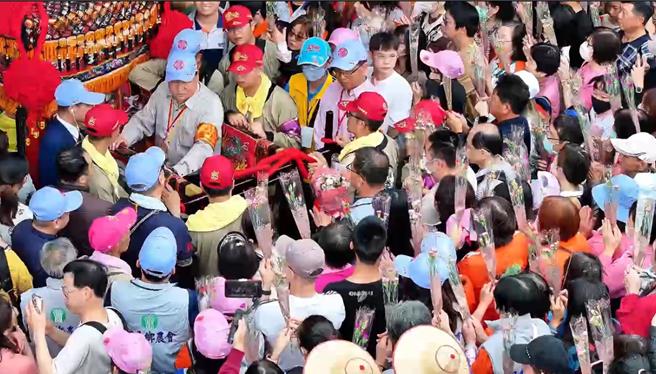 大甲妈祖銮轿到达田尾乡农会溪畔分部，眾人持康乃馨取代拿香，迎接妈祖。（田尾乡农会提供／叶静美彰化传真）