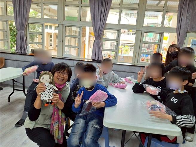 虎尾镇崇德国中做的布娃娃在社区阿嬷做衣服妆扮下，变成虎尾国小小虎宝贝班的儿童节礼物。（民眾提供）