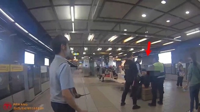 北捷龙山寺站5日发生抢劫事件，2名彰化国中生目睹并记录下这一切，窃贼已经被逮捕。（翻摄画面）