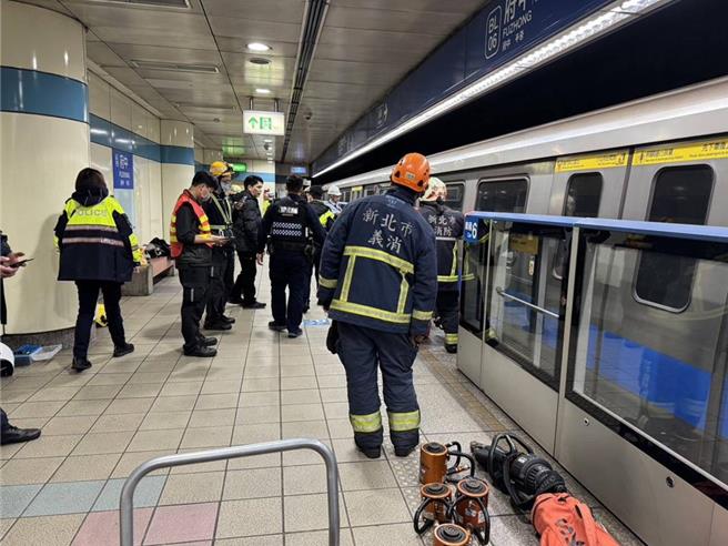 北捷府中站昨發生落軌意外，23歲賴姓女子闖入軌道遭列車撞擊，送醫後不治。（翻攝畫面）