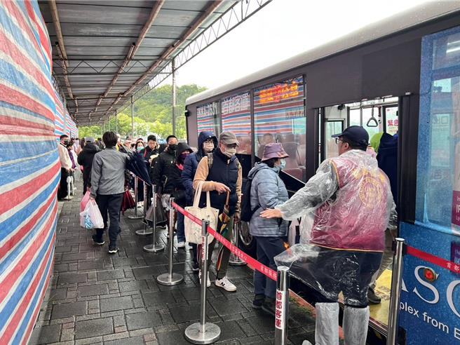 北市扫墓公车今年总计行驶1万6870班次，较去年增加21.6％，总运量则高达70万5673人次，亦较去年成长近1成，创下疫情以来最高载客纪录。（首都客运提供／谢佳君台北传真）