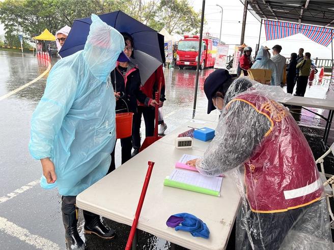 北市扫墓公车今年在乘客服务中心提供扫墓工具、爱心雨具等借用服务，深受民眾好评。（首都客运提供／谢佳君台北传真）