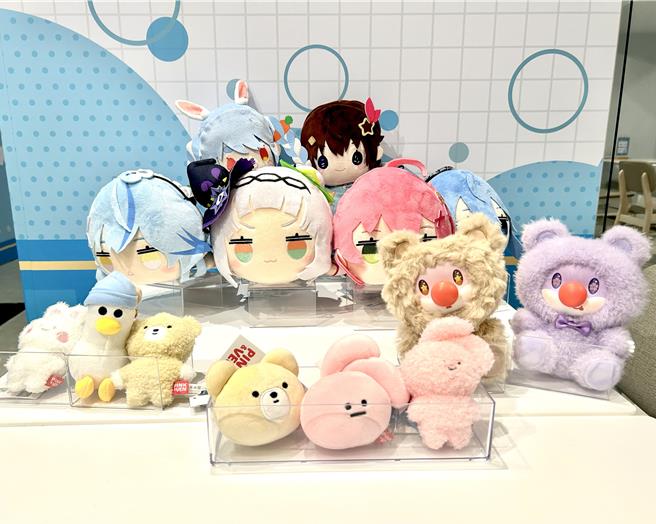 Cayenne Café 凯岩咖啡「玩偶主题月期间限定店」集结多个人气IP娃娃，包含「hololive」、「PINK＆VEN」、「摩尔庄园」等。（Cayenne Café 凯岩咖啡提供／徐梓榕台北传真）